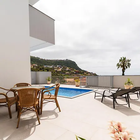 Hannah - Pool